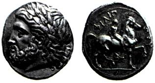 Αργυρό νόμισμα τον Φιλίππου Β'. Στη μια πλευρά απεικονίζεται έφιππος νέος, στην άλλη το κεφάλι του Δία. (Αθήνα, Νομισματικό Μουσείο)