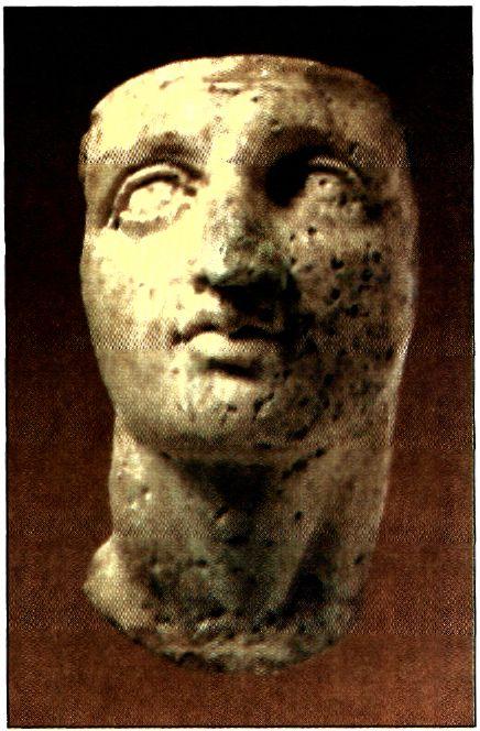 Πορτρέτο του Μ. Αλεξάνδρου από ελεφαντοστό. Βρέθηκε μαζί με άλλα μικρά πορτρέτα, μεταξύ των οποίων και του Φιλίππου Β', στο βασιλικό τάφο της Βεργίνας. Είναι όλα έργα έμπειρου καλλιτέχνη που αποδίδει με δεξιοτεχνία τα ιδιαίτερα χαρακτηριστικά κάθε προσώπου. (Θεσσαλονίκη, Αρχαιολογικό Μουσείο)