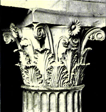 Κορινθιακό κιονόκρανο της θόλου της Επιδαύρου (360-320 π.Χ.). Είναι φανερή η τάση για πλούσια διακόσμηση των αρχιτεκτονικών μελών. (Επίδαυρος, Αρχαιολογικό Μουσείο)