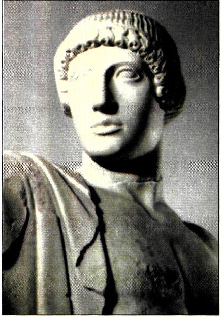 Το επάνω μέρος αγάλματος τον θεού Απόλλωνα. Αποτελεί την κεντρική μορφή της σύνθεσης τον δυτικού αετώματος του ναού του Διός της Ολυμπίας, που έχει ως θέμα την Κενταυρομαχία. Αντιπροσωπευτικό έργο του «αυστηρού» ρυθμού. (Ολυμπία, Αρχαιολ. Μουσείο)