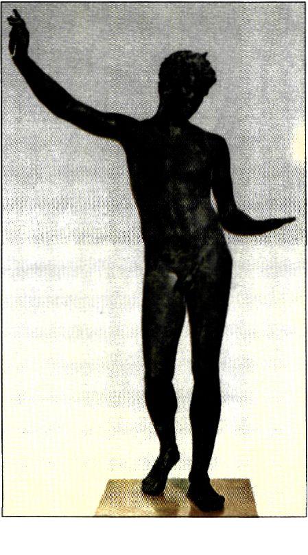 «Το παιδί του Μαραθώνα». Χάλκινο άγαλμα που ανασύρθηκε από τον κόλπο τον Μαραθώνα. Εικονίζει παιδί με ευλύγιστο κορμό και χαριτωμένη κίνηση. Εντάσσεται στη «σχολή» των πραξιτελικών έργων (330 π.Χ.). (Αθήνα, Εθν. Αρχαιολ. Μουσείο)