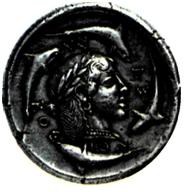 Δεκάδραχμο των Συρακουσών, γνωστό και ως Δημαρέτειο - από τη Δημαρέτη, σύζυγο του Γέλωνος. Κυκλοφόρησε μετά τη μάχη στην Ιμέρα. (Βερολίνο, Αρχαιολ. Μουσείο) 