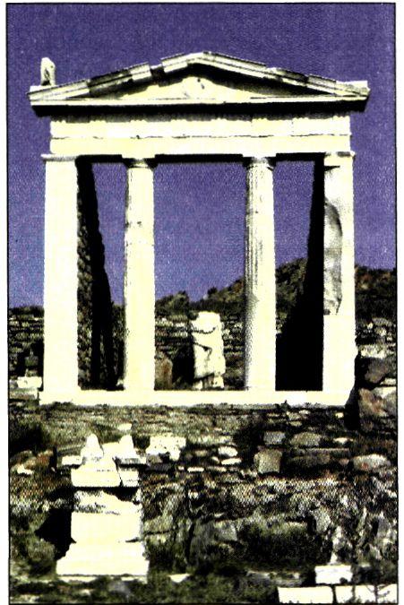 Ναός της Ίσιδας με το άγαλμα της θεάς στο βάθος. Στη Δήλο συναντά κανείς τα ερείπια πολλών ιερών, αφιερωμένων σε ξένους θεούς. Νέοι θεοί εισάγονται από τον κοσμοπολίτικο πληθυσμό που κατακλύζει το νησί στους ελληνιστικούς χρόνους.