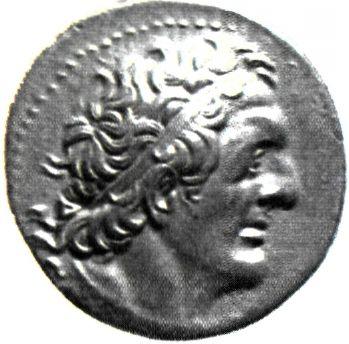 Αργυρό τετράδραχμο του Πτολεμαίου Α΄ ιδρυτή της δυναστείας των Λαγιδών. Στη μια πλευρά φέρει το κεφάλι του Πτολεμαίου με βασιλικό διάδημα και στην άλλη αετό. Οι βασιλείς των ελληνιστικών βασιλείων έκοψαν δικά τους νομίσματα που έφεραν στη μία όψη ανάγλυφο της κεφαλής τους και στην άλλη σύμβολα της δυναστείας τους. Τα νομίσματα αυτά εκτόπισαν τους περσικούς δαρεικούς και διευκόλυναν τις εμπορικές συναλλαγές μεταξύ των λαών της Μεσογείου.