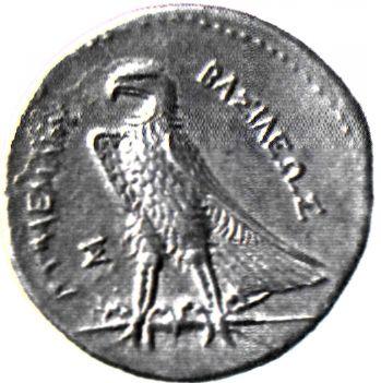 Αργυρό τετράδραχμο του Πτολεμαίου Α΄ ιδρυτή της δυναστείας των Λαγιδών. Στη μια πλευρά φέρει το κεφάλι του Πτολεμαίου με βασιλικό διάδημα και στην άλλη αετό. Οι βασιλείς των ελληνιστικών βασιλείων έκοψαν δικά τους νομίσματα που έφεραν στη μία όψη ανάγλυφο της κεφαλής τους και στην άλλη σύμβολα της δυναστείας τους. Τα νομίσματα αυτά εκτόπισαν τους περσικούς δαρεικούς και διευκόλυναν τις εμπορικές συναλλαγές μεταξύ των λαών της Μεσογείου.