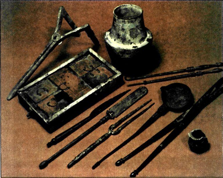 Ανατομικά και ιατρικά εργαλεία των ελληνιστικών χρόνων. Η ανατομία ήταν ο κλάδος της ιατρικής που αναπτύχθηκε ιδιαίτερα κατά τους ελληνιστικούς χρόνους. Πατέρας της ανατομίας θεωρείται ο Ηρόφιλος από τη Χαλκηδόνα, ο οποίος έζησε και έκανε τις έρευνες του στην Αλεξάνδρεια. (Λονδίνο, Βρετανικό Μουσείο) 