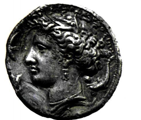 Δεκάδραχμο των Συρακουσών. Κόπηκε μετά τη νίκη των Συρακουσίων εναντίον των Αθηναίων κατά τη διάρκεια του Πελοποννησιακού πολέμου. Στη μία πλευρά φέρει το κεφάλι της νύμφης Αρέθουσας - πηγής των Συρακουσών – και στην άλλη τέθριππο. Στο κάτω μέρος διακρίνονται τα αθηναϊκά όπλα, λάφυρα από τις νίκες των Συρακουσίων.  (Αθήνα, Νομισματικό Μουσείο)