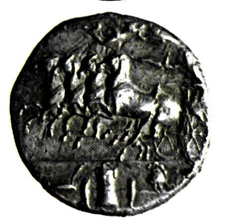 Δεκάδραχμο των Συρακουσών. Κόπηκε μετά τη νίκη των Συρακουσίων εναντίον των Αθηναίων κατά τη διάρκεια του Πελοποννησιακού πολέμου. Στη μία πλευρά φέρει το κεφάλι της νύμφης Αρέθουσας - πηγής των Συρακουσών – και στην άλλη τέθριππο. Στο κάτω μέρος διακρίνονται τα αθηναϊκά όπλα, λάφυρα από τις νίκες των Συρακουσίων.  (Αθήνα, Νομισματικό Μουσείο)