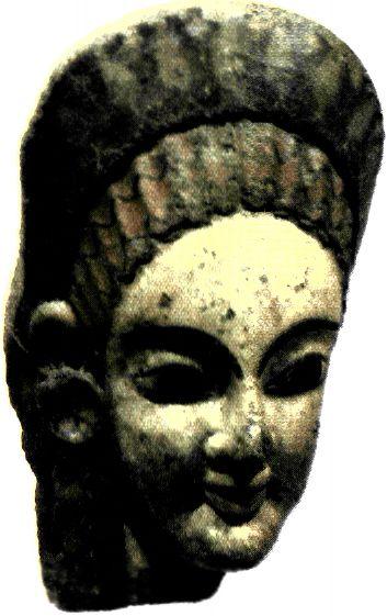 Πήλινο γυναικείο κεφάλι ετρουσκικού αγάλματος (αρχές 5ου αι. π.Χ.). Στην απόδοση τον είναι αισθητή η επίδραση της ελληνικής πλαστικής των ύστερων αρχαϊκών χρόνων. (Παρίσι, Μουσείο Λούβρου)