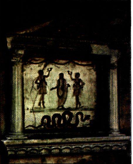 Μικρό οικογενειακό ιερό, αφιερωμένο στους Λάρητες (Εφέστιους θεούς) από οικία της Πομπηίας (1ος αι. μ.Χ.).