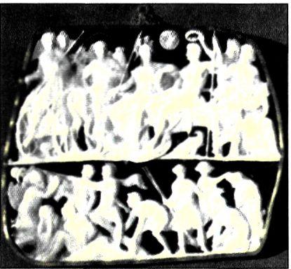 Καμέος* του Αυγούστου (1ος αι. μ.Χ.). Ο καλλιτέχνης τον μικρού αυτού κομψοτεχνήματος παρουσιάζει στο επάνω διάζωμα τη θεοποίηση τον Αυγούστου και στο κάτω Ρωμαίους στρατιώτες ενώ στήνουν ένα τρόπαιο μετά από νίκη τους κατά των βαρβάρων. (Βιέννη, Μουσείο Ιστορίας και Τέχνης)