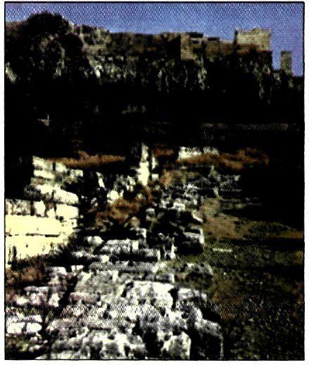 Ερείπια οχυρωματικού τείχους δίπλα από την οδό των Παναθηναίων στην αρχαία αγορά της Αθήνας. Κατασκευάστηκε μετά την επιδρομή των Ερούλων στην Αθήνα (267 μ.Χ.) με πρωτοβουλία των Αθηναίων και με οικοδομικό υλικό από τις ερειπωμένες οικοδομές.