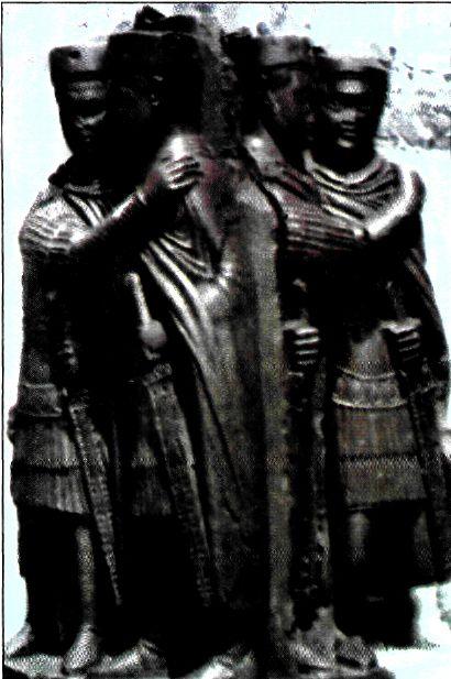 Το σύμπλεγμα της Τετραρχίας (περ. 300 μ.Χ.). Απεικονίζει ανά δύο τους Τετράρχες: Διοκλητιανό - Μαξιμιανό, Γαλέριο -   Κωνστάντιο Χλωρό. (Βενετία, Νότια γωνία Αγίου Μάρκου)