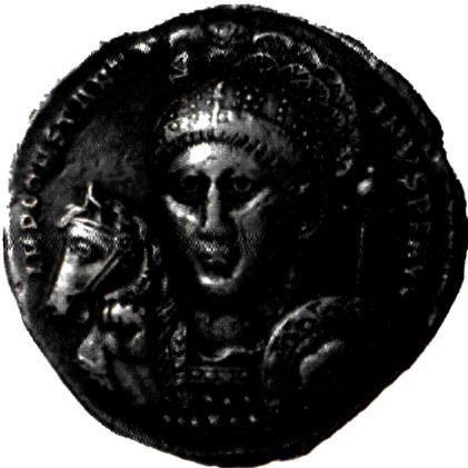 Αργυρό νόμισμα του Μ. Κωνσταντίνου. Εικονίζει τον αυτοκράτορα με κράνος πάνω στο οποίο έχει χαραγμένο το χριστόγραμμα. (Μόναχο, Κρατική Νομισματική Συλλογή)