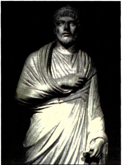 Ανδριάντας του Ιουλιανού (4ος αι.). Ο αυτοκράτορας παρουσιάζεται ως Έλληνας φιλόσοφος ή ιερέας. (Παρίσι, Μουσείο Λούβρου) 