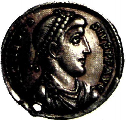 Χρυσό νόμισμα του Θεοδοσίου Β'. Το όνομα του αυτοκράτορα αυτού είναι συνδεδεμένο με αξιόλογα πολιτιστικά έργα.  (Αθήνα, Νομισματικό Μουσείο)