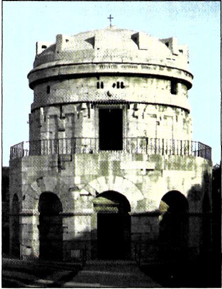 Μαυσωλείο* του Θευδέριχου έξω από τα τείχη της Ραβέννας. Πρόκειται για ένα κυκλικό οικοδόμημα που θυμίζει αρχαίο ηρώο. Στο κάτω μέρος ήταν τοποθετημένη η σαρκοφάγος, ενώ το επάνω μέρος ήταν χώρος για τελετουργικούς σκοπούς.