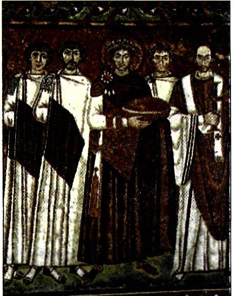 Ψηφιδωτό από τον πλευρικό τοίχο του ιερού της εκκλησίας του Αγίου Βιταλίου στη Ραβέννα. Παρουσιάζει αυτοκρατορική πομπή, στο μέσο της οποίας εικονίζεται ο Ιουστινιανός. Η μνημειακή αυτή σύνθεση δηλώνει την αποκατάσταση της αυτοκρατορικής εξουσίας στην Ιταλία (6ος αι.).