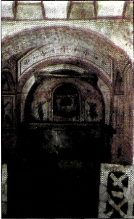 Κατακόμβη διακοσμημένη με ζωγραφιστές παραστάσεις. Την περίοδο των διωγμών του Χριστιανισμού οι κατακόμβες ήταν οι χώροι όπου οι χριστιανοί τελούσαν τη λατρεία τους και έθαβαν τους νεκρούς τους. (Ρώμη, Νέα κατακόμβη της Via Latina)