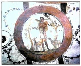 Διακόσμηση τόξου κατακόμβης. Παριστάνεται μέσα σε μετάλλιο ο Χριστός ως «Κάλος Ποιμήν». Είναι η δημοφιλέστερη απεικόνιση του Χριστού με έντονα συμβολικό χαρακτήρα. (Ρώμη, Κατακόμβη Αγίων Πέτρου και Μαρκελλίνου)