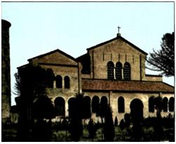 Η πρόσοψη του Αγίου Απολλιναρίου in Classe στη Ραβέννα (5ος-6ος αι.). Είναι τρίκλιτη βασιλική με την αψίδα της κατασκευασμένη πάνω από την κρύπτη*, όπου φυλασσόταν το σκήνωμα του Αγίου Απολλιναρίου.