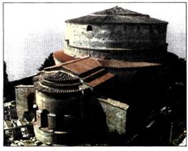 Άποψη της «ροτόντας» του Αγίου Γεωργίου στη Θεσσαλονίκη. Το κυκλικό αυτό κτίσμα την εποχή του Γάλέριου λειτούργησε πιθανώς ως μαυσωλείο*. Γύρω στα τέλη του 4ου αι. μετατράπηκε σε εκκλησία με την προσθήκη κόγχης στην ανατολική πλευρά.