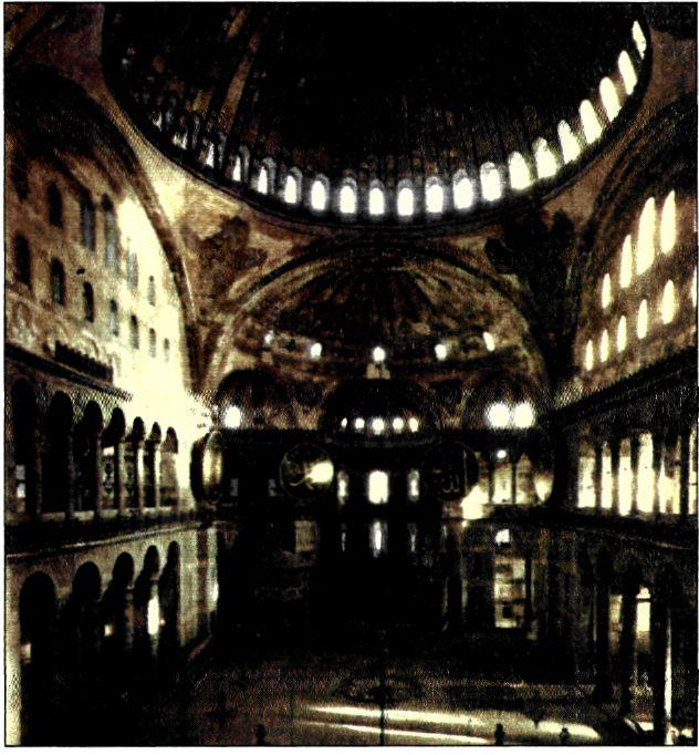 Κάτοψη και τομή του ναού «της του Θεού Σοφίας» στην Κωνσταντινούπολη. Λαμπρό αρχιτεκτονικό έργο της εποχής του Ιουστινιανού. Συνδυάζει την ορθογώνια κάτοψη της βασιλικής με τη θολωτή στέγη των περικέντρων κτηρίων (επάνω). Το εσωτερικό του ναού, όπως είναι σήμερα (δεξιά).