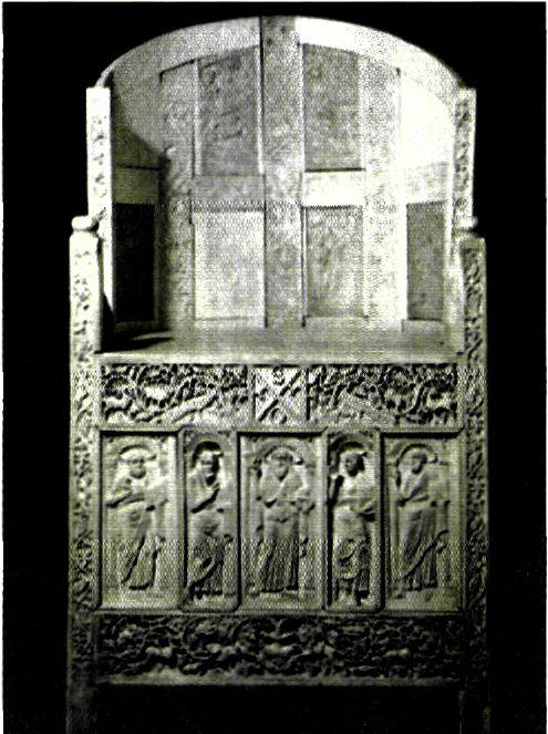 Ελεφαντοστέινος θρόνος του επισκόπου Ραβέννας Μαξιμιανου. Έργο της εποχής του Ιουστινιανού. (Ραβέννα, Αρχιεπισκοπικό μέγαρο)