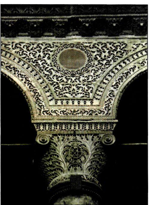 Κιονόκρανο από την Αγία Σοφία Κωνσταντινούπολης. Ο γλυπτός διάκοσμος των αρχιτεκτονικών μελών μοιάζει με δαντέλα.