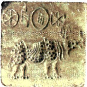 Σφραγίδες από στεατίτη του πολιτισμού του Ινδού (περ. 2300-1750 π.Χ.). Το πολιτιστικό επίπεδο των κατοίκων της περιοχής τον Ινδού ήταν ιδιαίτερα εξελιγμένο. Ανάμεσα στα επιτεύγματά τους συγκαταλέγεται και η χρήση γραφής, πιθανότατα για τη διευκόλυνση των εμπορικών επαφών. (Ν. Δελχί, Ινδικό Εθνικό Μουσείο)