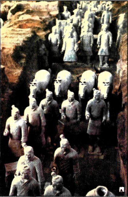 Μέρος του στρατού των πήλινων ομοιωμάτων των 6000 στρατιωτών που βρέθηκαν στον τάφο του πρώτου αυτοκράτορα που ένωσε την Κίνα (τέλη 3ου αι. π.Χ.). Η δυναστεία των Τσιν έδωσε τέλος στις συγκρούσεις των φεουδαρχών-ηγεμόνων, όταν ανέβηκε στον αυτοκρατορικό θρόνο. (Επαρχία Σάαν-Χσι, ΤάφοςΣιχ-Χουάνγκ-τι)