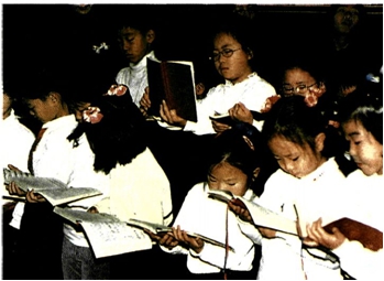 Ορθόδοξα παιδιά στην Κορέα ψάλλουν στη θεία Λειτουργία των Χριστουγέννων.