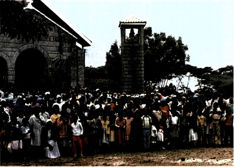 Ιθαγενείς πιστοί μετά τη Θεία Λειτουργία στο ναό του Αγίου Παύλου <br> Καγκίρα, ανατολικής Αφρικής.